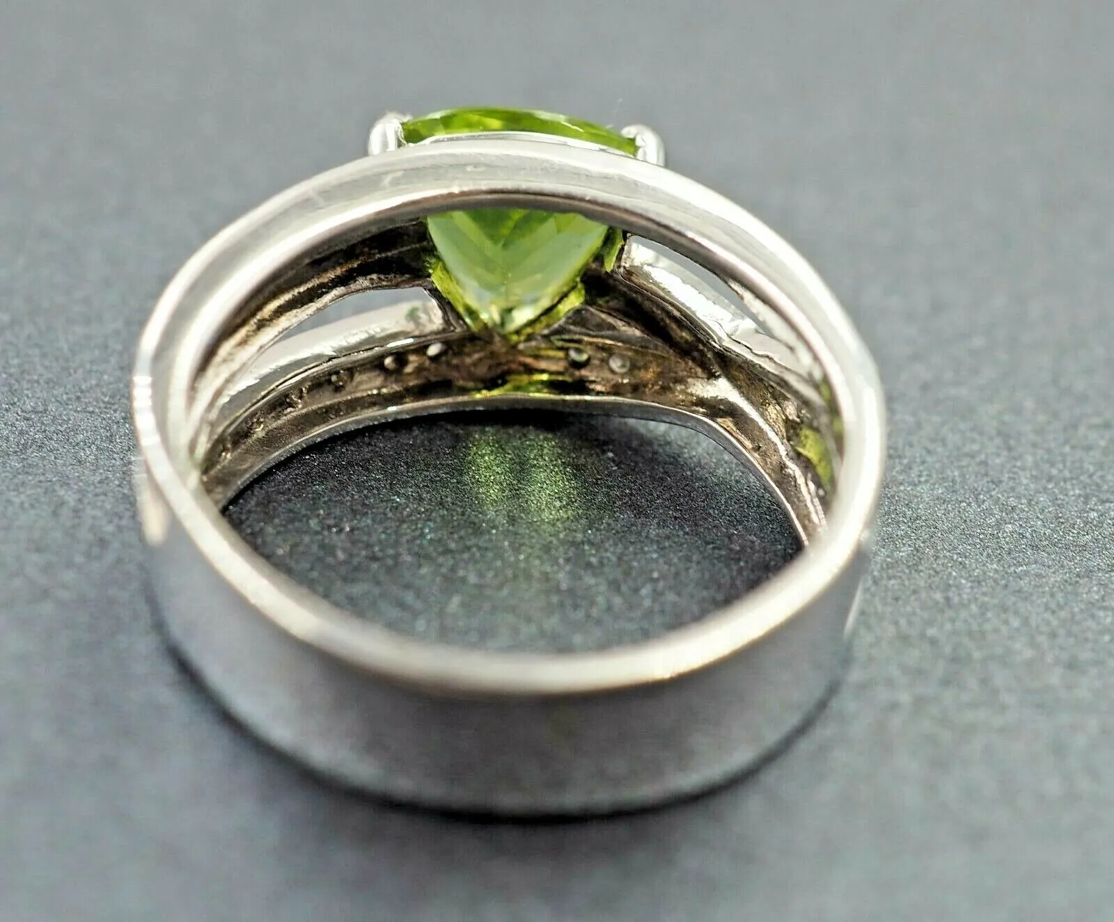 9ct White Gold Peridot & Diamond Ring