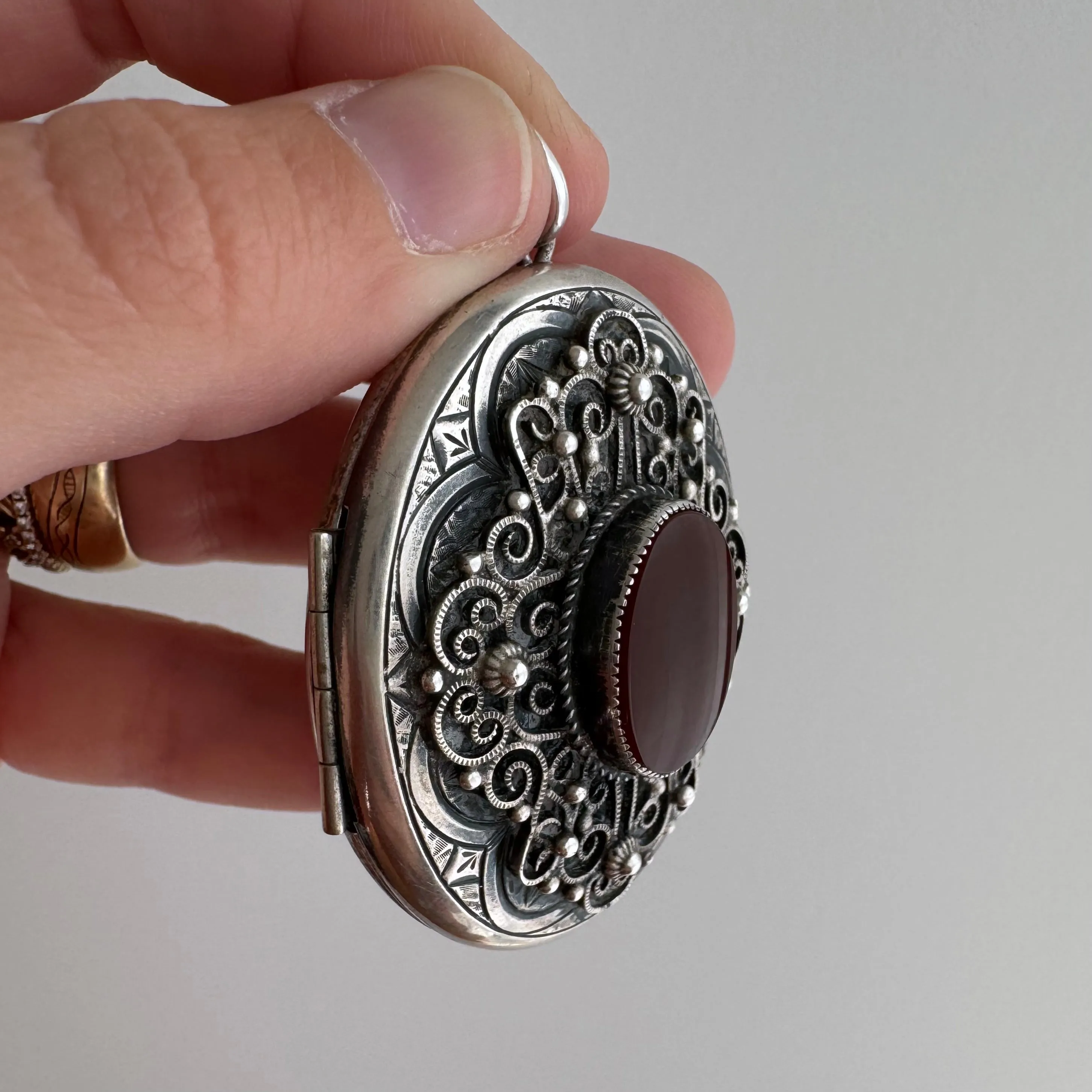 V I N T A G E // ornate memory keeper / sterling silver locket with carnelian stone